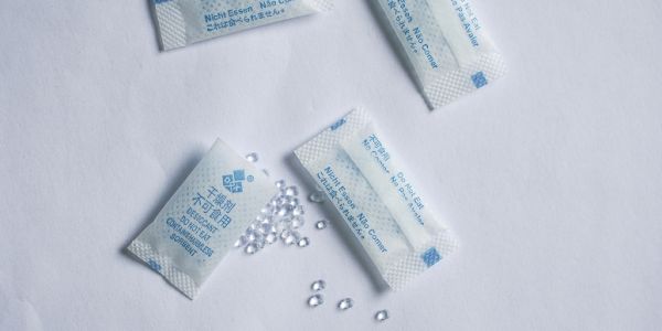 潮濕季必備！硅膠干燥劑：電子設(shè)備的“隱形防護(hù)服”